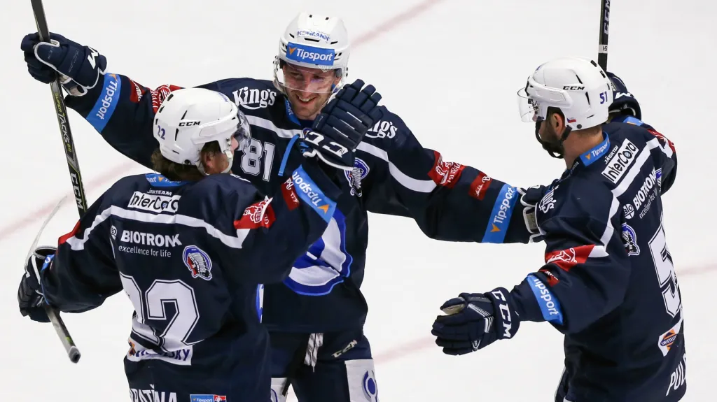 Hokejisté Plzně se radují z gólu