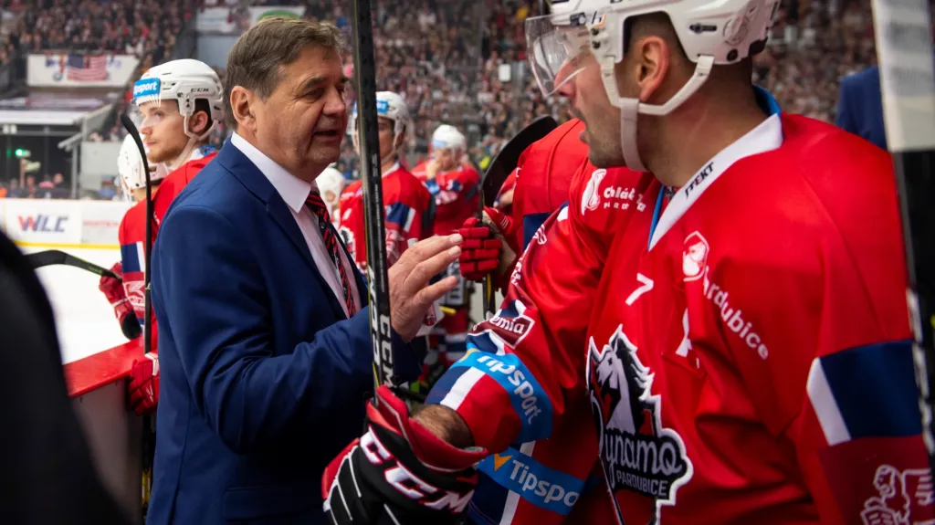 Trenér Břetislav Kopřiva na střídačce Pardubic