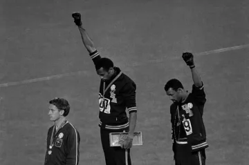 Tommie Smith a John Carlos protestovali v Mexiku v roce 1968