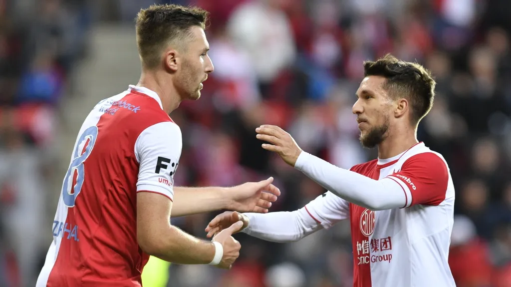 Slávisté Jaromír Zmrhal (vlevo) a Alexandr Baluta slaví gól