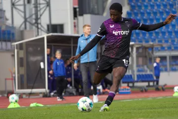 Izuchukwu Okonkwo v dresu pražské Slavie