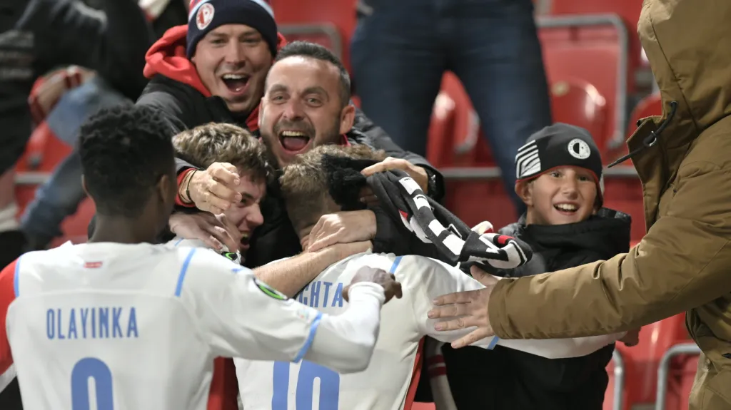 Jan Kuchta slaví branku s fanoušky Slavie