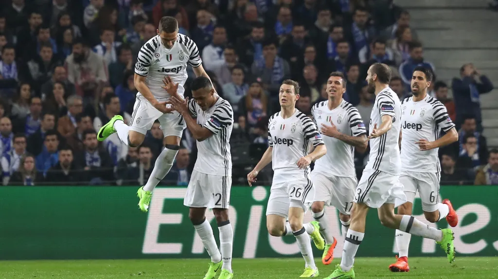 Fotbalisté Juventusu Turín slaví gól v síti Porta