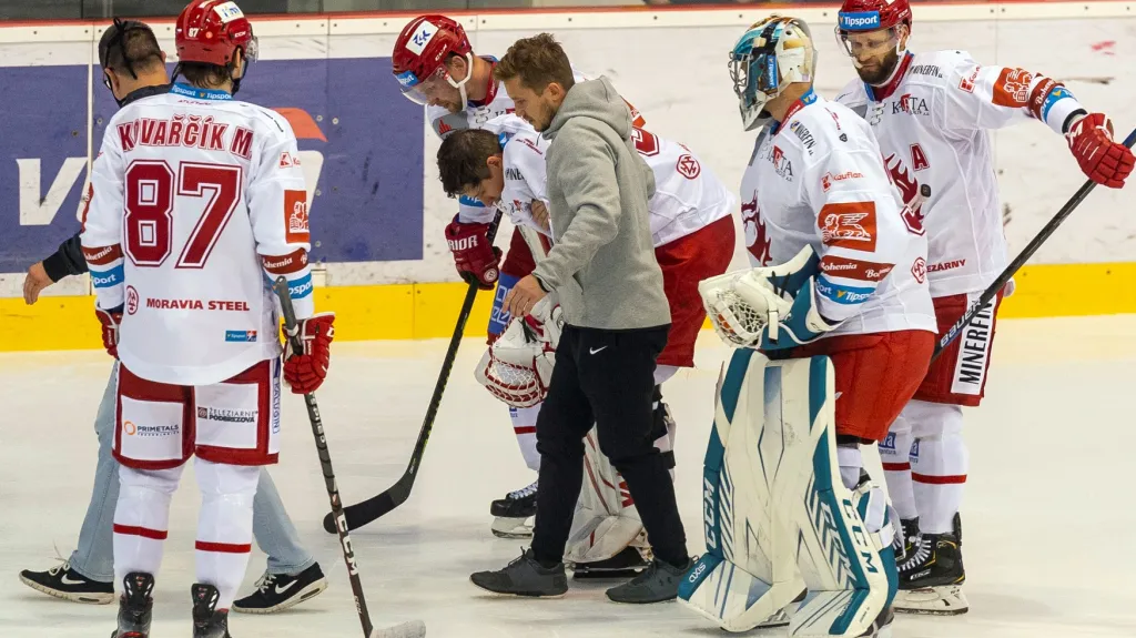 Třinečtí odvádí z ledu zraněného brankáře Jakuba Štěpánka