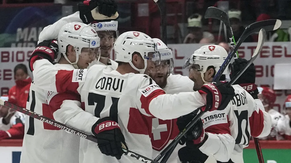 Hokejisté Švýcarska oslavují branku