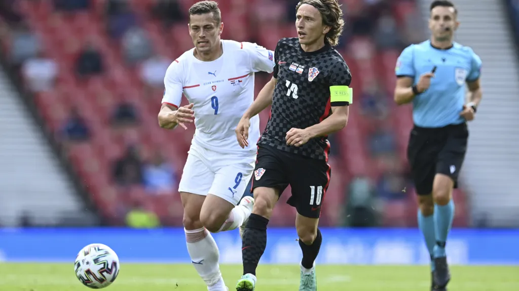 Tomáš Holeš stíhá Luku Modriče