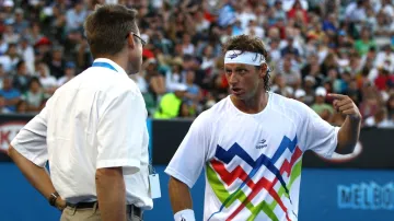 David Nalbandian diskutuje s vrchním rozhodčím