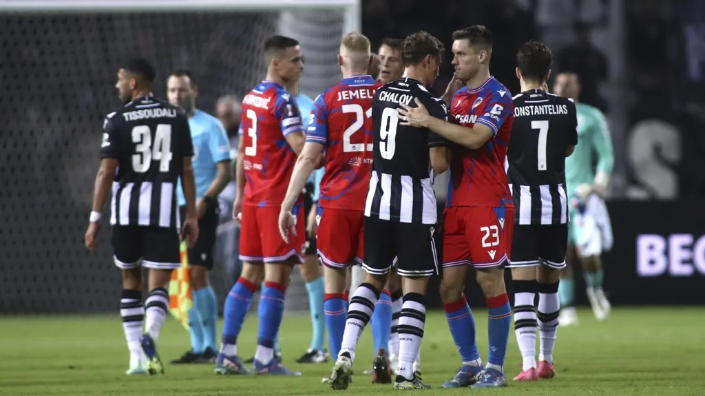 Hráči Plzně a PAOK Soluň si po utkání podávají ruce