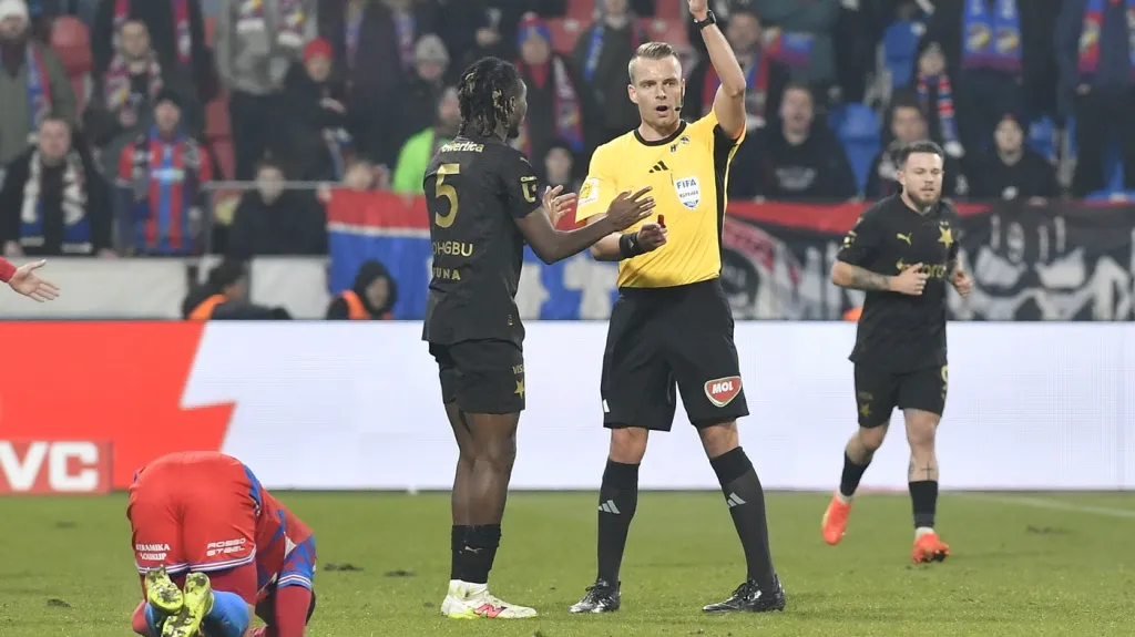 Igoh Ogbu ze Slavie dostává žlutou kartu