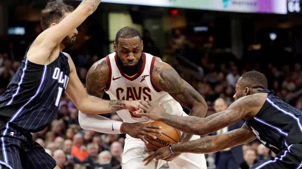 Clevelandský LeBron James (uprostřed) v utkání s Orlandem