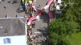 Cyklisty v závěru 7. etapy zbrzdil spadlý flamme rouge
