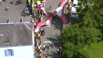 Cyklisty v závěru 7. etapy zbrzdil spadlý flamme rouge
