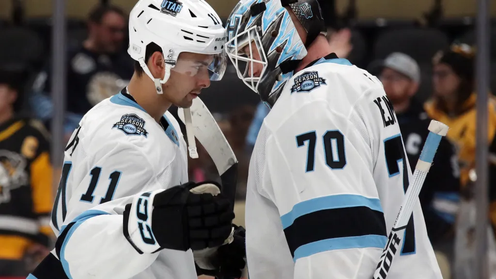 Karel Vejmelka slaví výhru se spoluhráčem