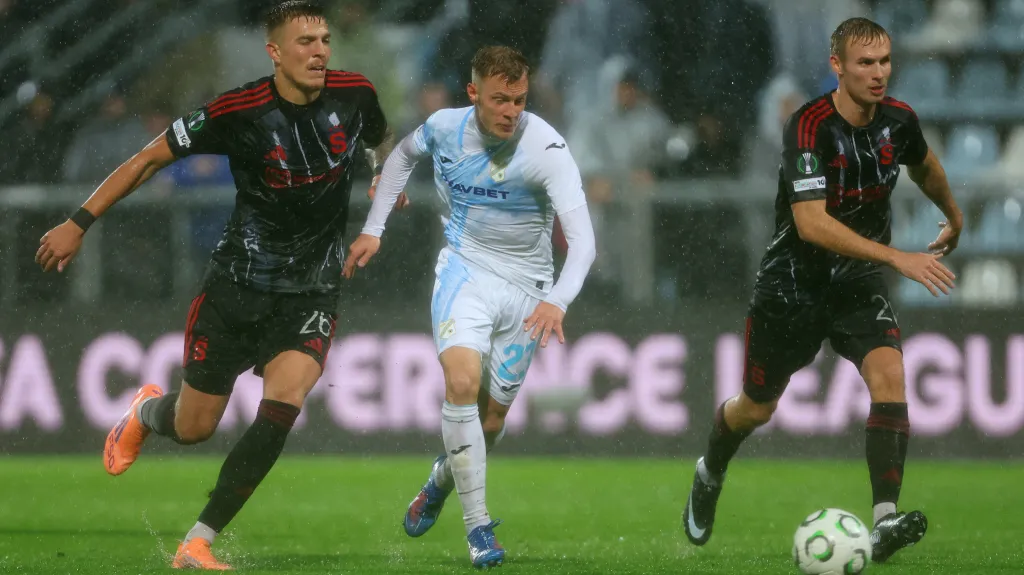 Patrik Vydra v zapršeném prvním poločase utkání v Rijece