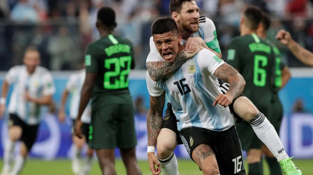 Marcos Rojo slaví s Lionelem Messim