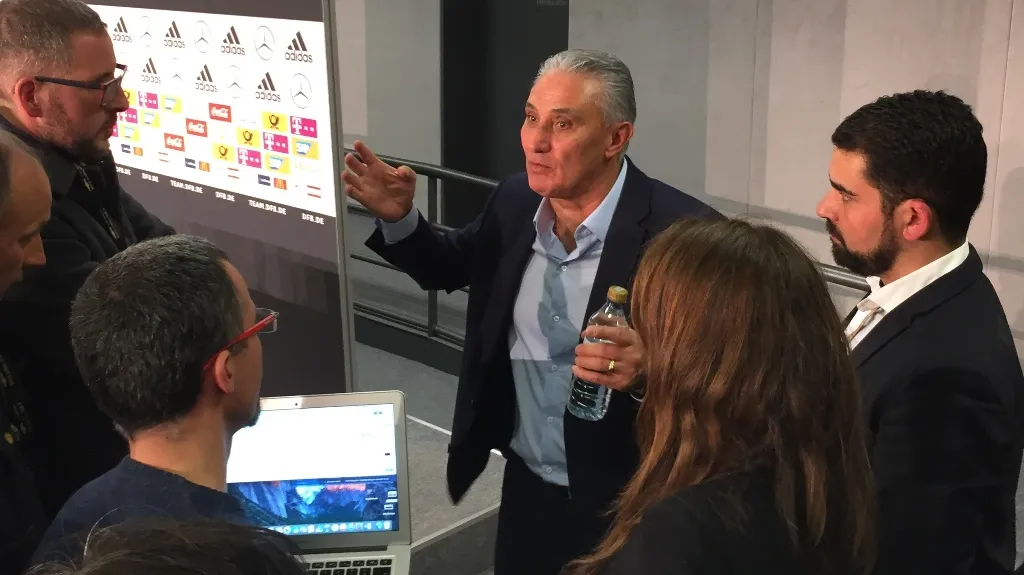 Brazilský trenér Tite v obležení novinářů