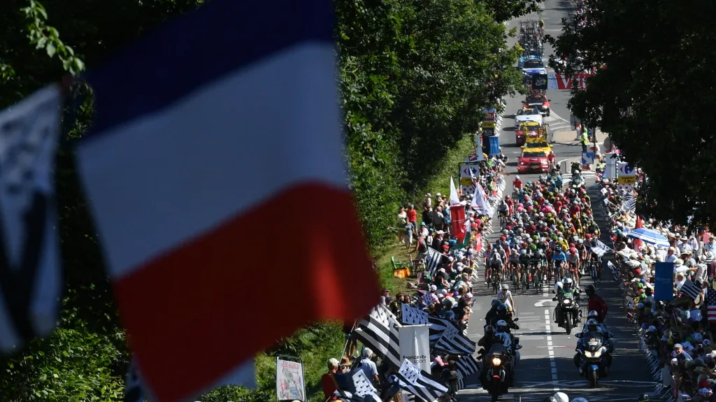 Peloton šplhá na Mur de Bretagne