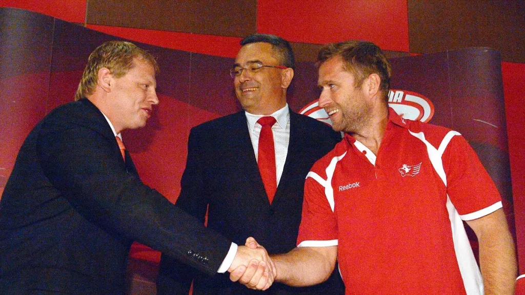 Jaroslav Bednář (vpravo) podepsal s vedením Slavie novou smlouvu