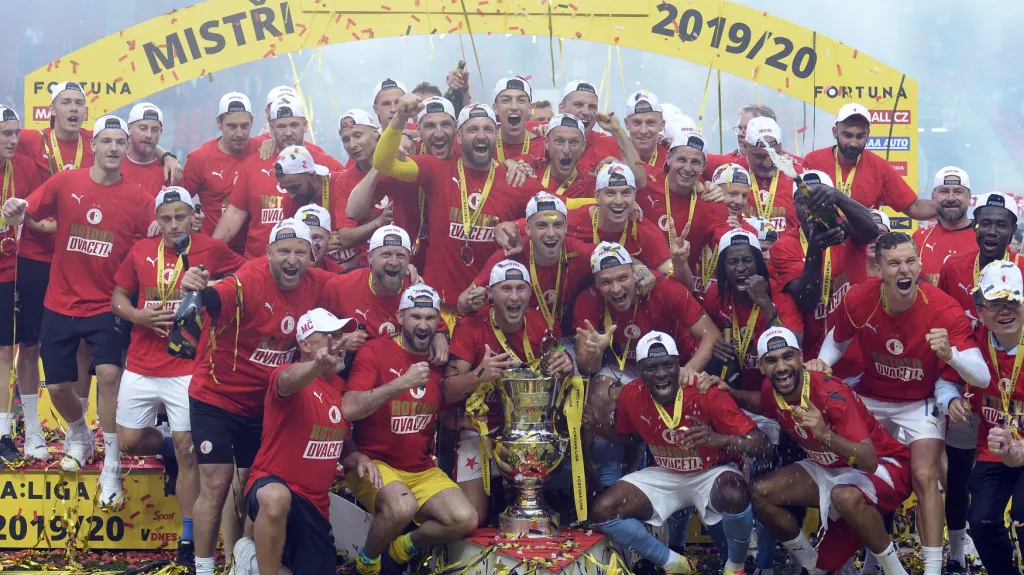 Fotbalisté Slavie slaví s mistrovským pohárem