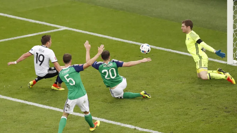 Mario Götze brankáře McGoverna nepřekonal