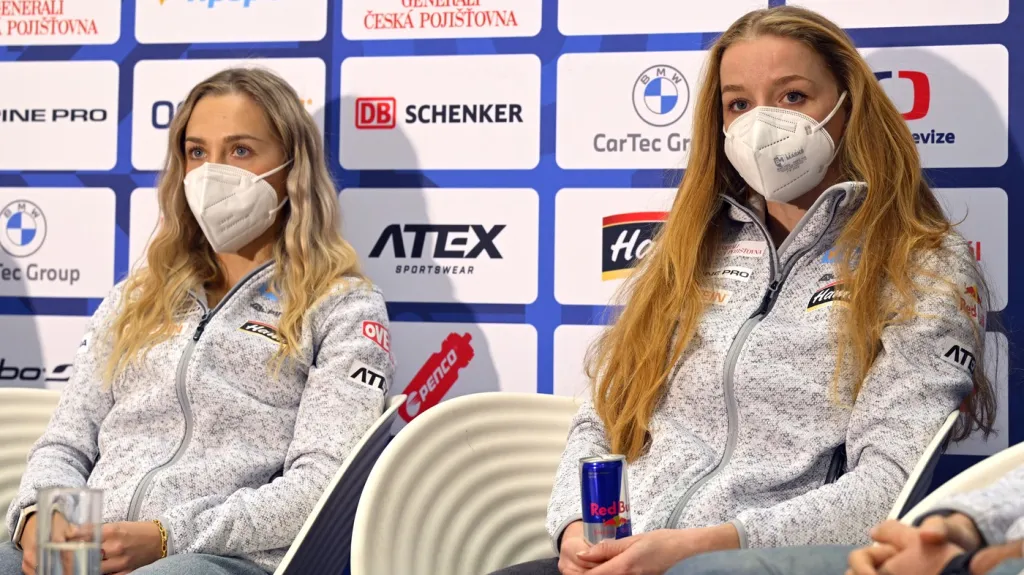 Tereza Voborníková a Markéta Davidová na tiskové konferenci před zahájením sezony