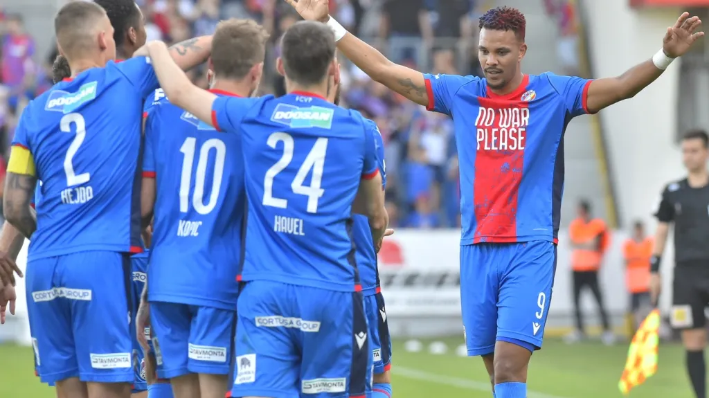 Fotbalisté Plzně oslavují gól v utkání proti Ostravě