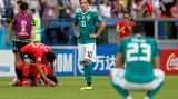 Zklamání na obou stranách. Na MS skončili jak Jižní Korejci, tak i Němci. Nevěřícně situaci sleduje Mesut Özil