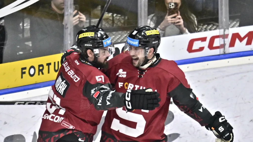 Útočník Sparty Roman Horák (vlevo)