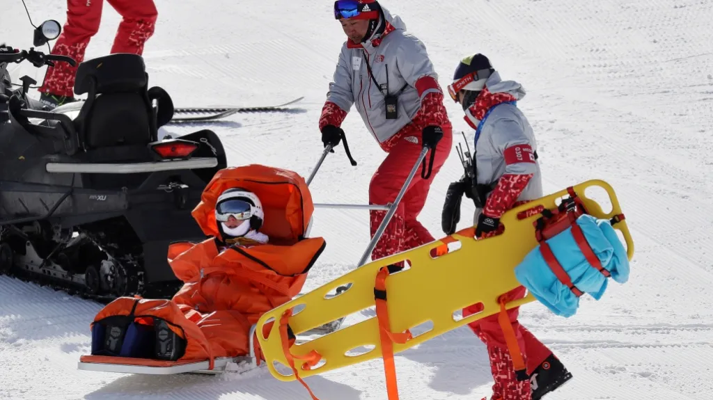 Ze svahu odvážejí zraněnou Vendulu Hopjákovou