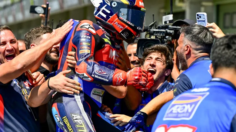 Hakim Danish slaví v Brně vítězství v kategorii Moto3
