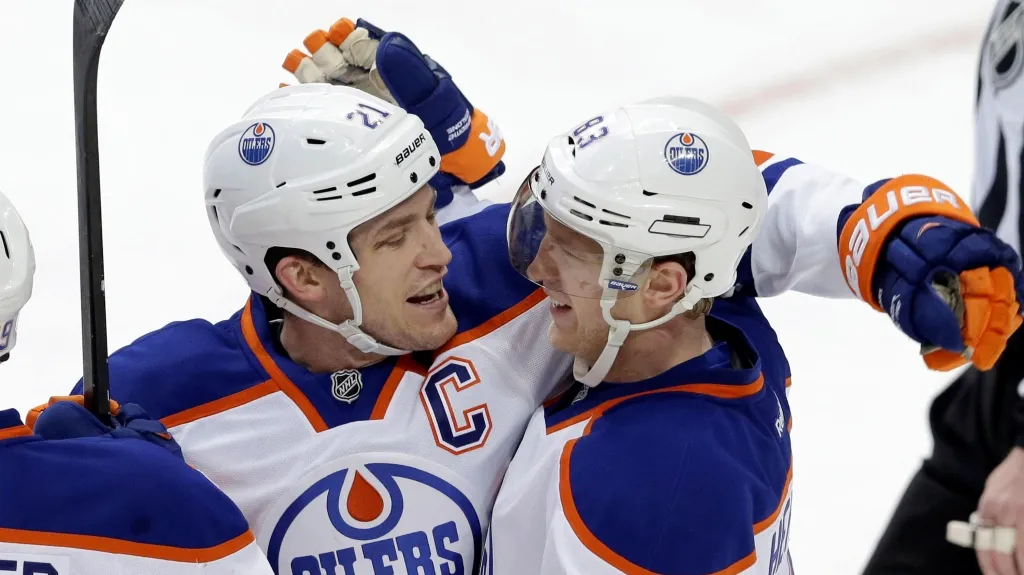 Aleš Hemský slaví se spoluhráči