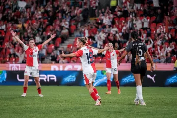 Fotbalistky Slavie se radují z gólu v síti Kluže