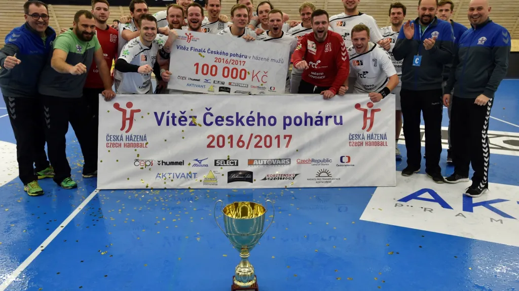 Házenkáři Lovosic s trofejí pro vítěze Českého poháru
