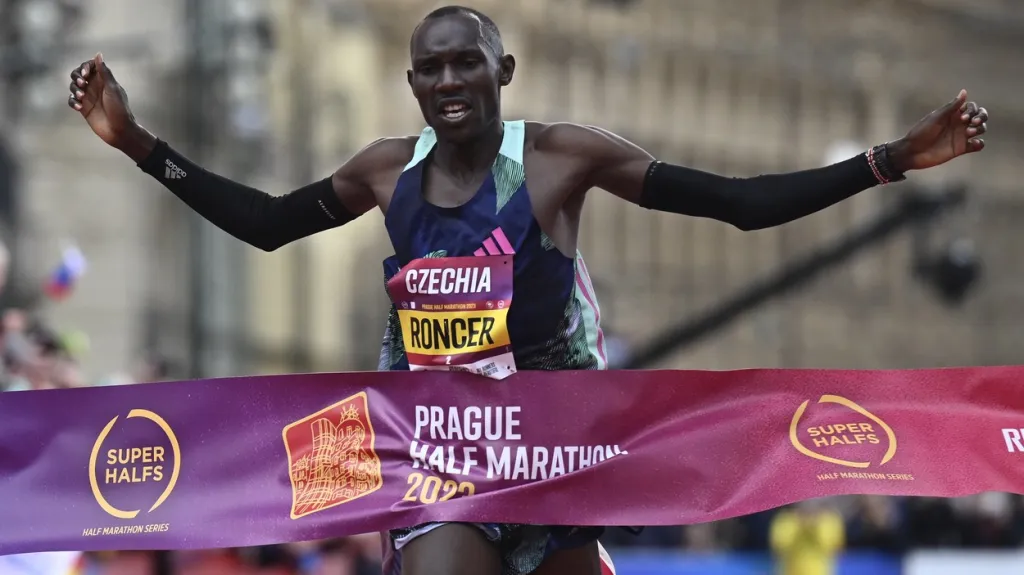 Vítěz půlmaratonu v Praze Roncer Konga