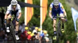 Simon Yates v souboji s Danielem Martinem