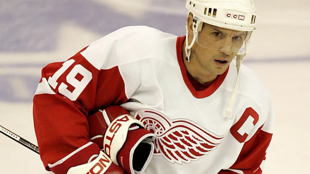 Steve Yzerman v dresu Detroitu