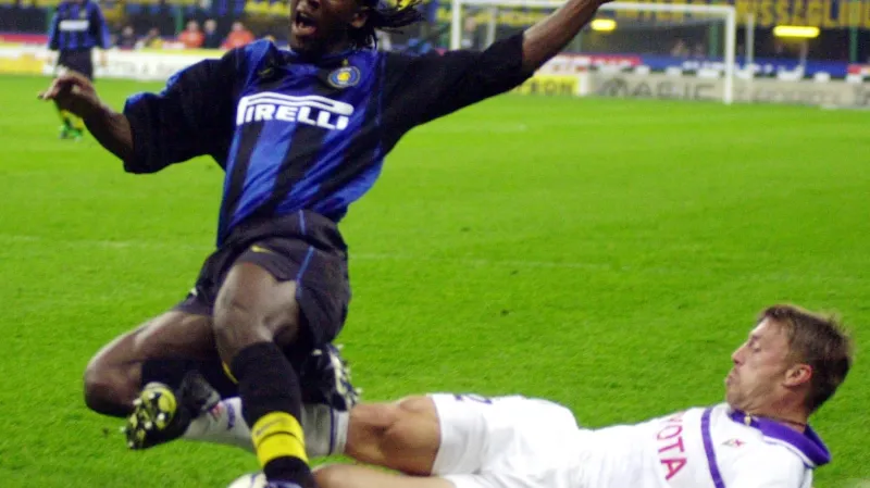 Clarence Seedorf v dresu Interu v souboji s Tomášem Řepkou