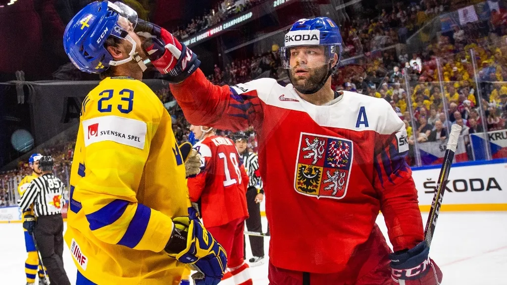 Radko Gudas v rozmíšce s Oliverem Ekmanem-Larssonem 
