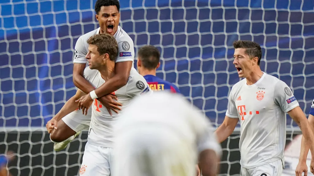 Hráči Bayernu se radují z gólu