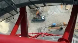 Pohled na stavbu z rozhledny uprostřed Parku královny Alžběty