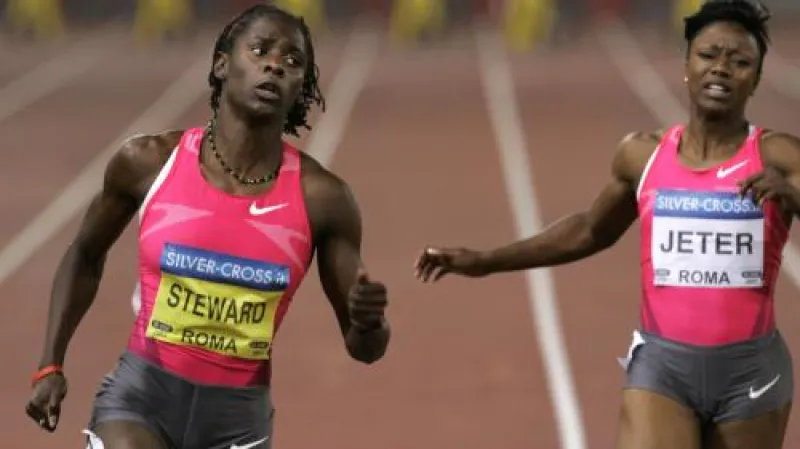 Sprinterky Kerron Stewartová a Carmelita Jeterová na mítinku v Římě