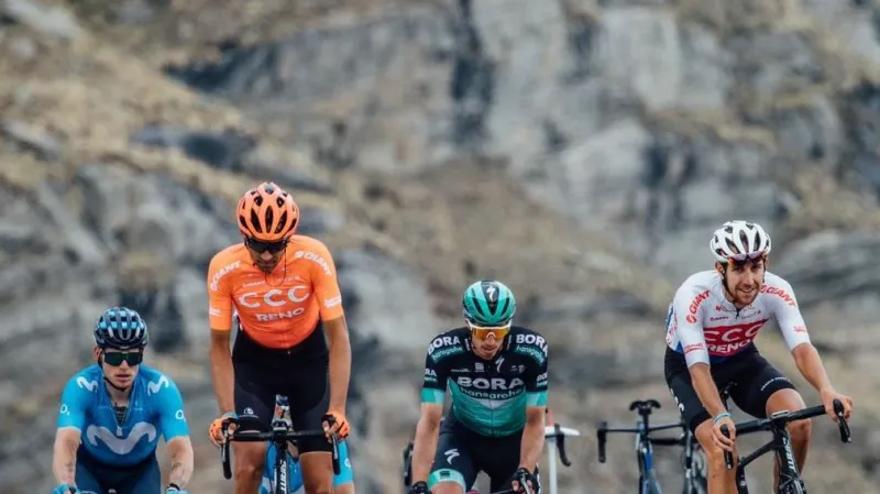 Josef Černý (vlevo) v cyklistickém grupettu