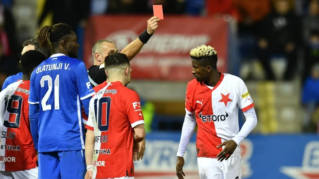 Peter Olayinka ze Slavie inkasuje červenou kartu v Liberci