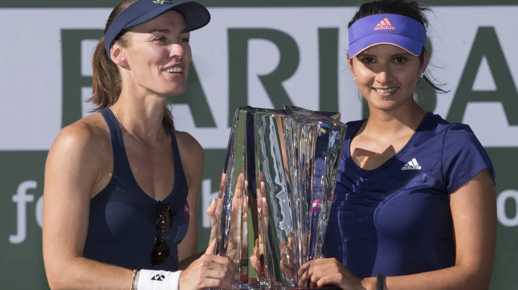 Martina Hingisová (vlevo) a Sania Mirzaová slaví triumf na turnaji v Indian Wells