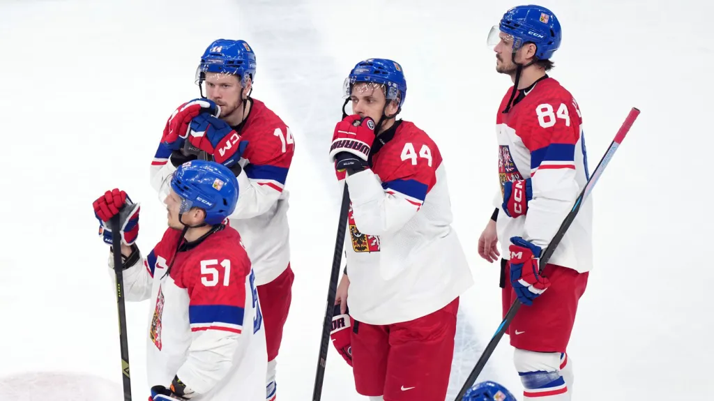 Zklamaní čeští hokejisté po prohře s Kanadou