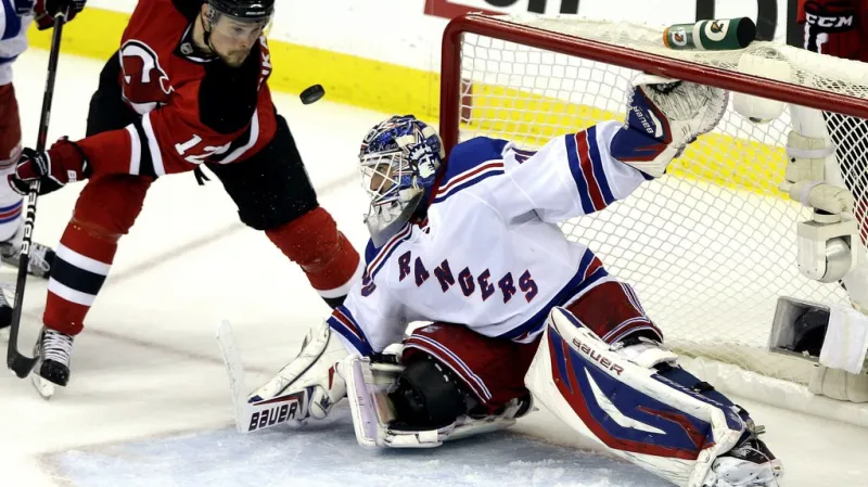 Zákrok brankáře Henrika Lundqvista proti Alexeji Ponikarovskému