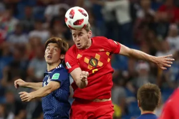 Belgičan Jan Vertonghen (vpravo) hlavičkuje v zápase s Japonskem