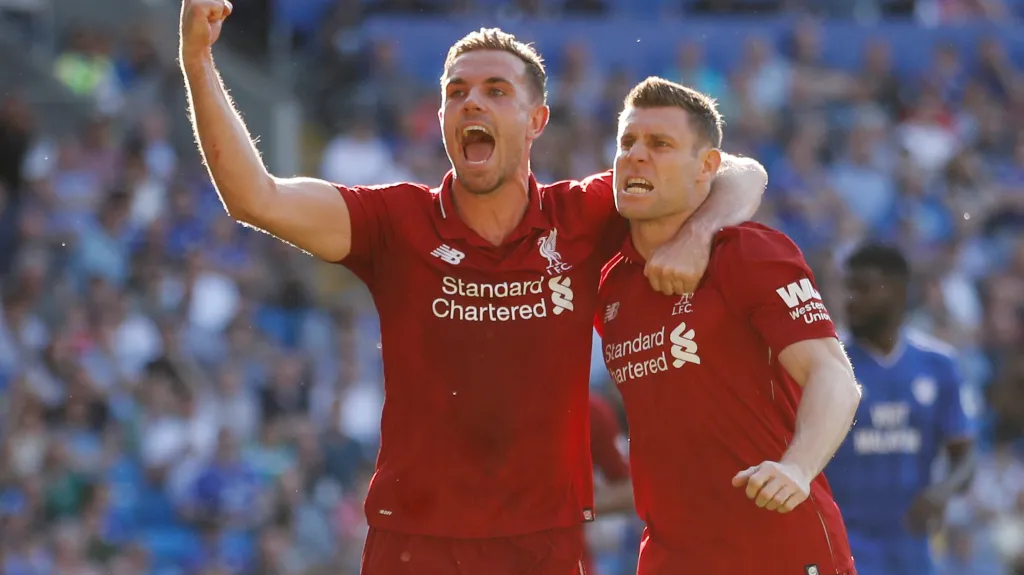 Jordan Henderson (vlevo) a James Milner slaví gól Liverpoolu