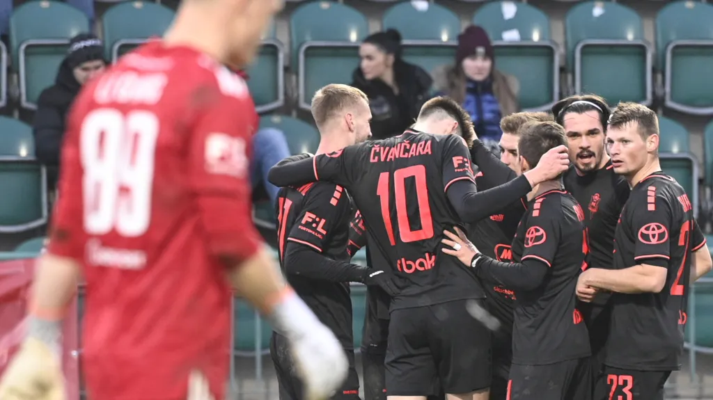 Fotbalisté Jablonce se radují z gólu