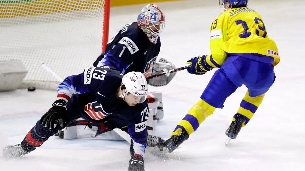 Mattias Janmark střílí gól do sítě USA